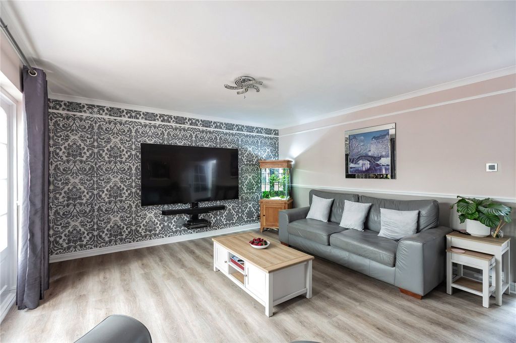 Property photo 3 of 21 Lounge