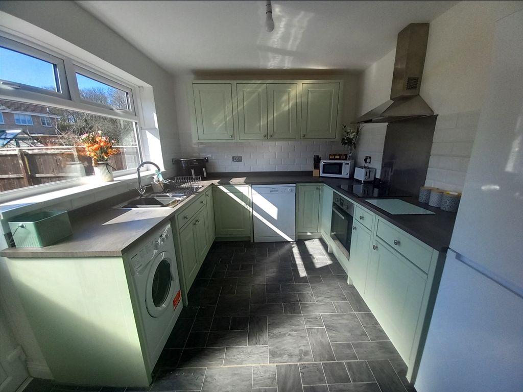 Property photo 3 of 11 Kitchen
