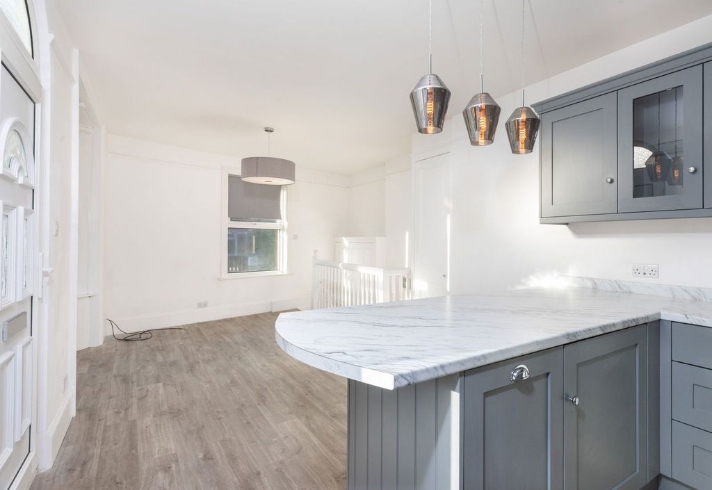 Property photo 3 of 33