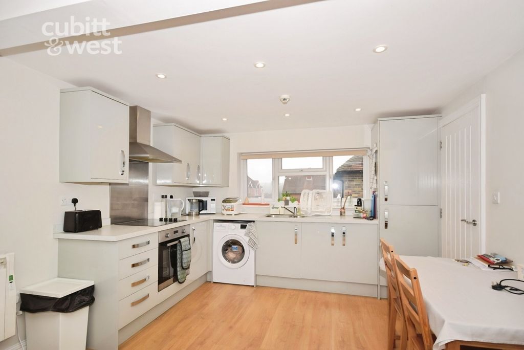 Property photo 2 of 7 Kitchen