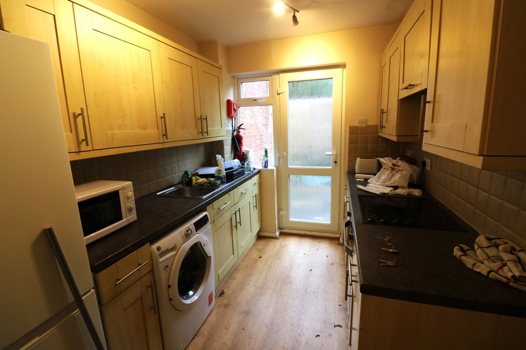 Property photo 2 of 7 Kitchen