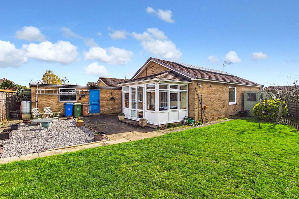 Property photo 3 of 18 8 Halifax Close - Rear