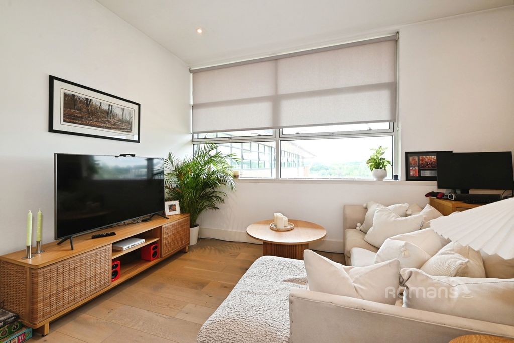 Property photo 3 of 9 Pbox-Img.Jpg