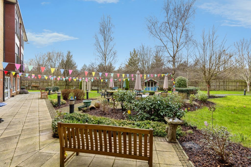 Property photo 3 of 14 Communal Gardens