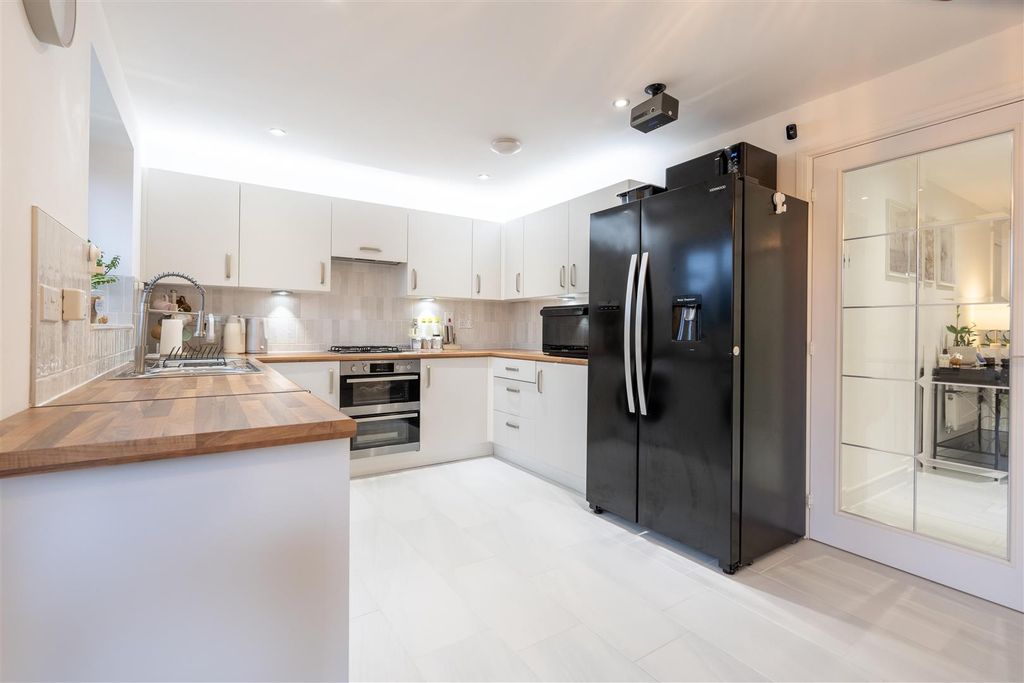 Property photo 3 of 12 Kitchen