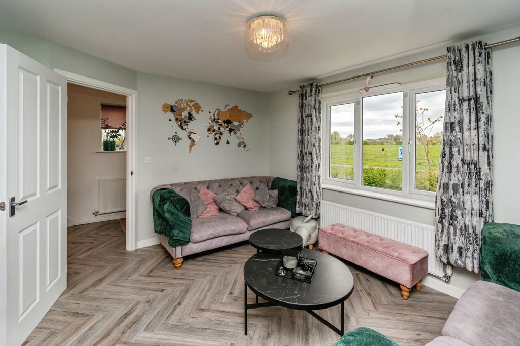 Property photo 3 of 17 Living Room