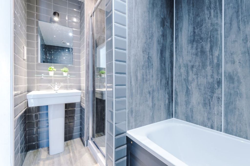 Property photo 3 of 9 5Sg - Bathroom 1