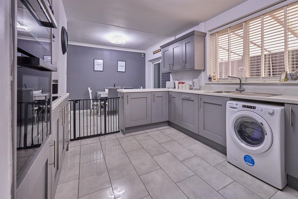 Property photo 2 of 17 Chesterfield Way 12.Jpg