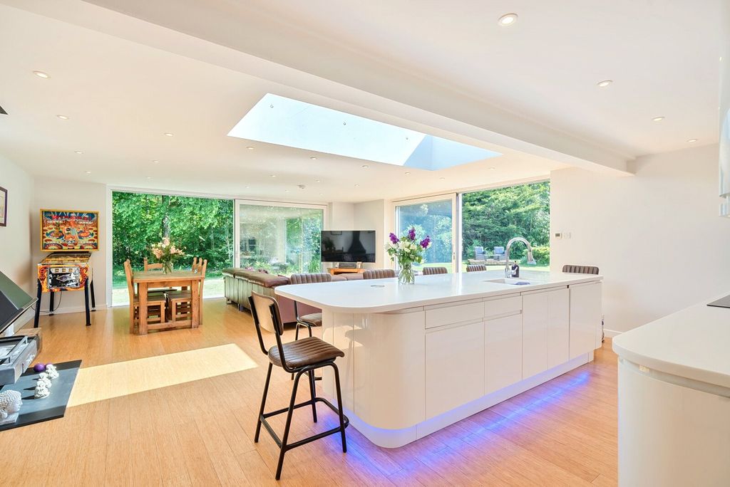 Property photo 3 of 19 Kitchen