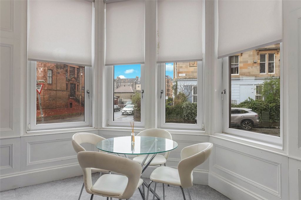 Property photo 2 of 17 Bay