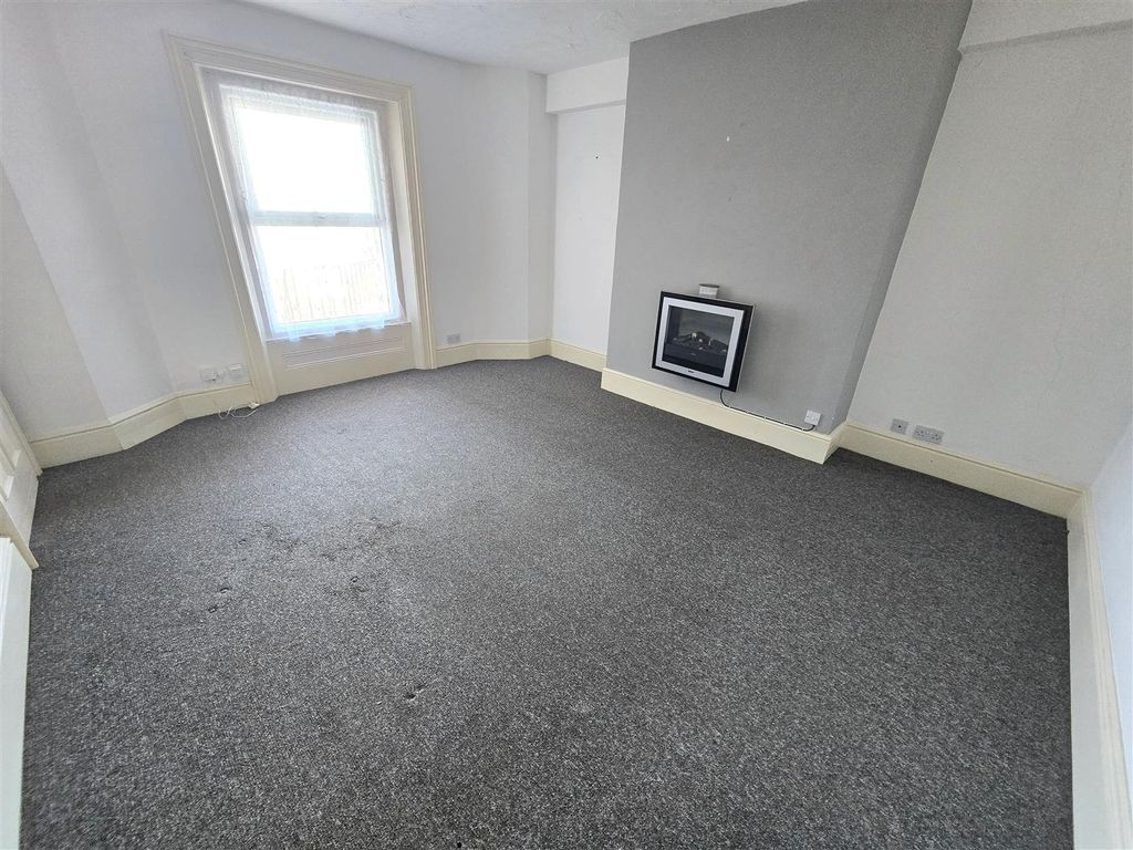 Property photo 2 of 6 Lounge