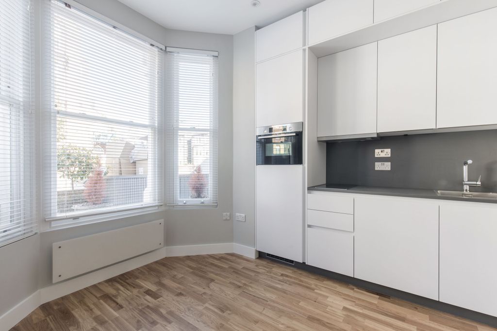 Property photo 3 of 11 Kitchen