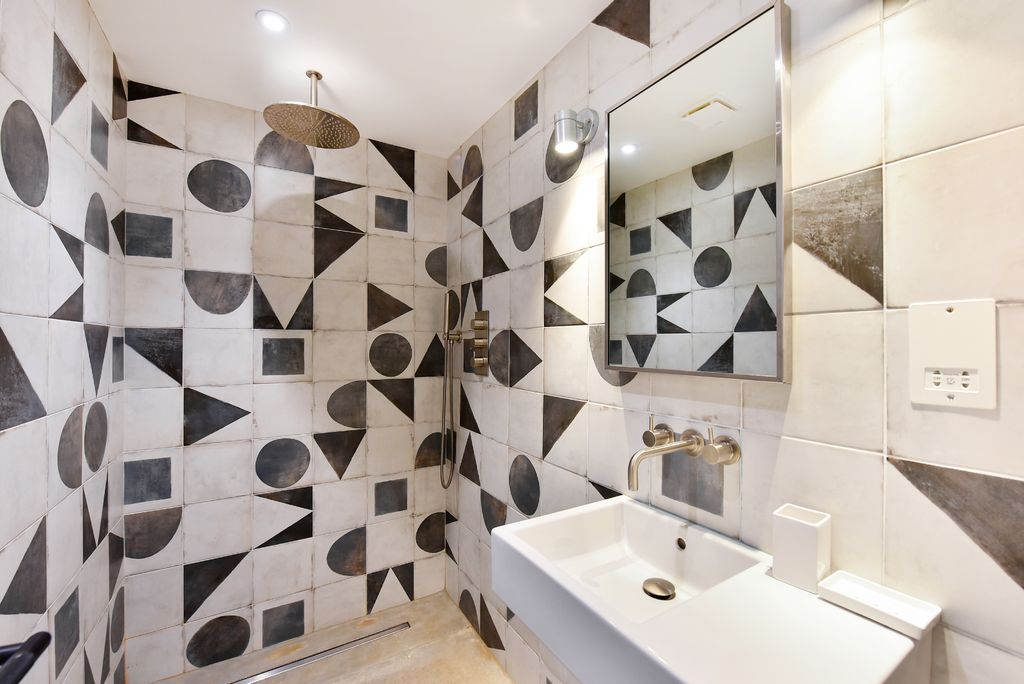 Property photo 2 of 12 St. Petersburgh Mews