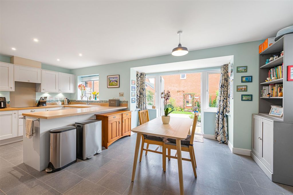 Property photo 2 of 25 Kitchen/Dining Room