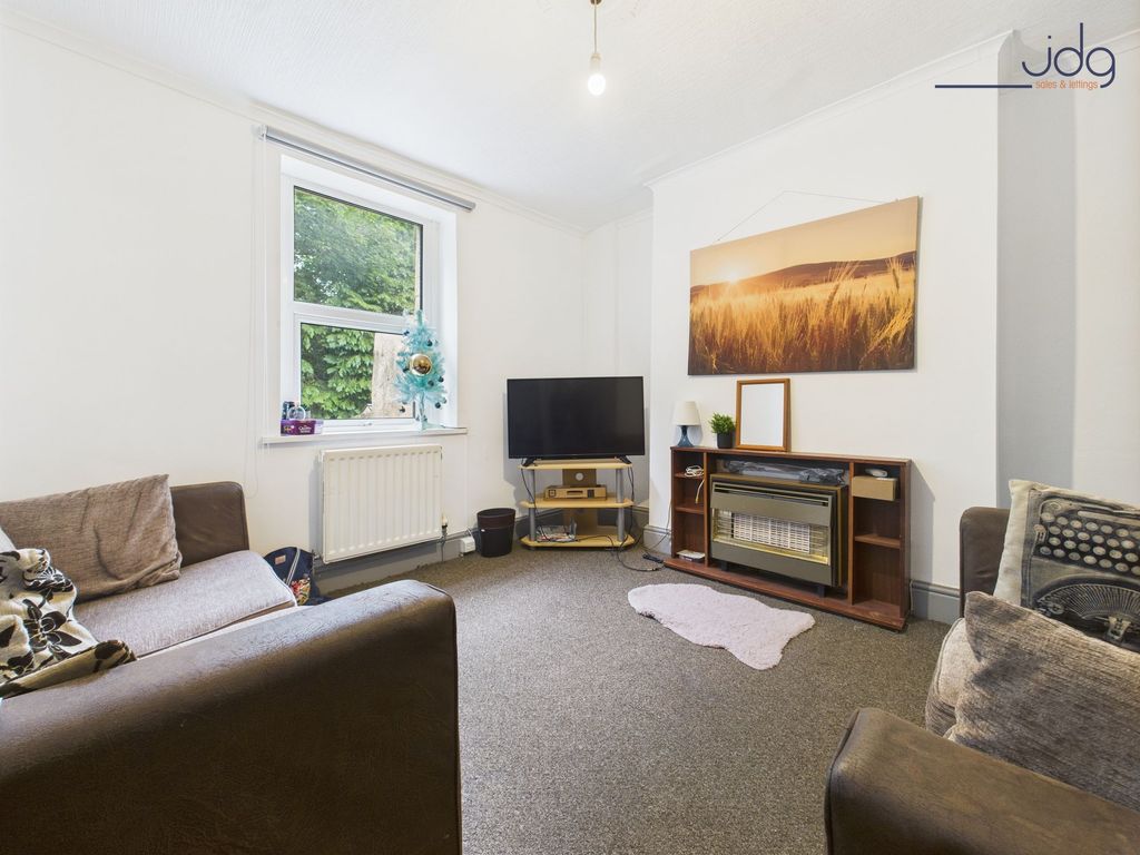 Property photo 3 of 10 Spacious Living Room