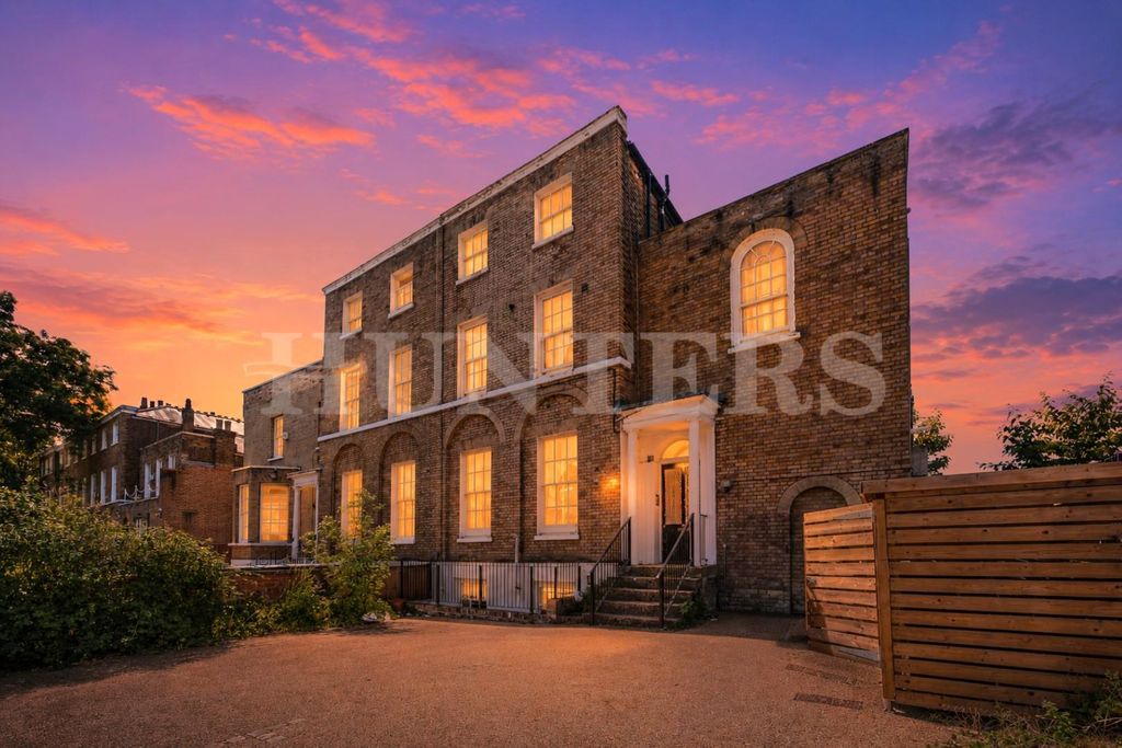 Property photo 1 of 10 Dusk.Jpg