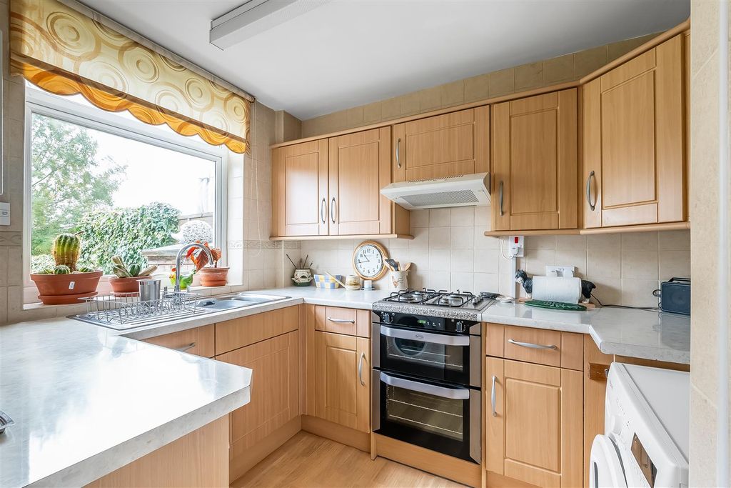 Property photo 3 of 22 9-Field-Court-8.Jpg