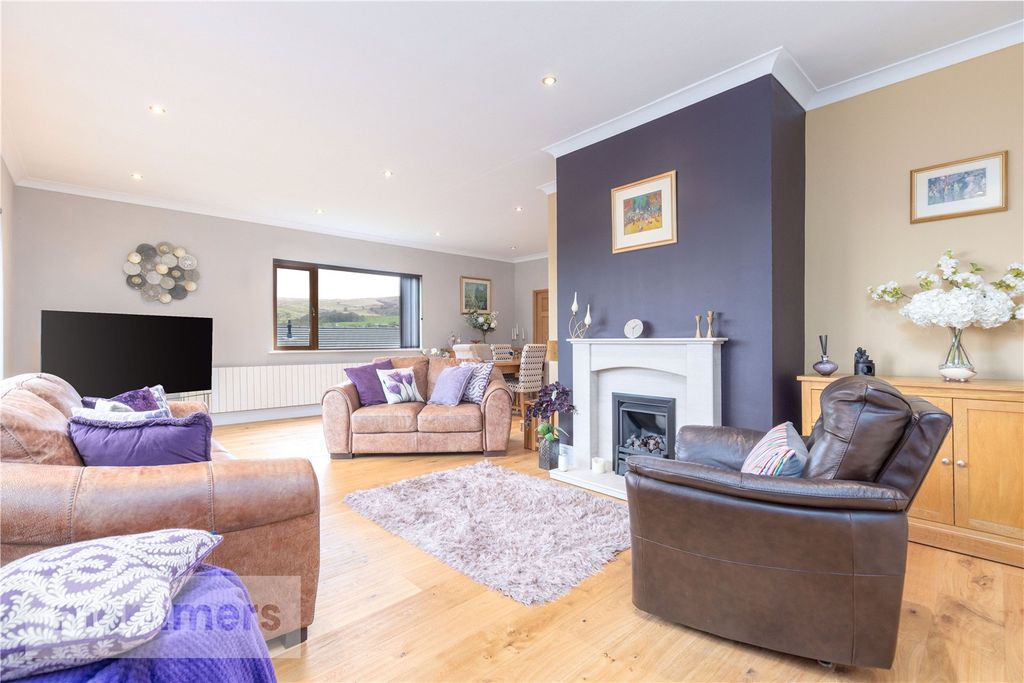 Property photo 3 of 25 Living Room