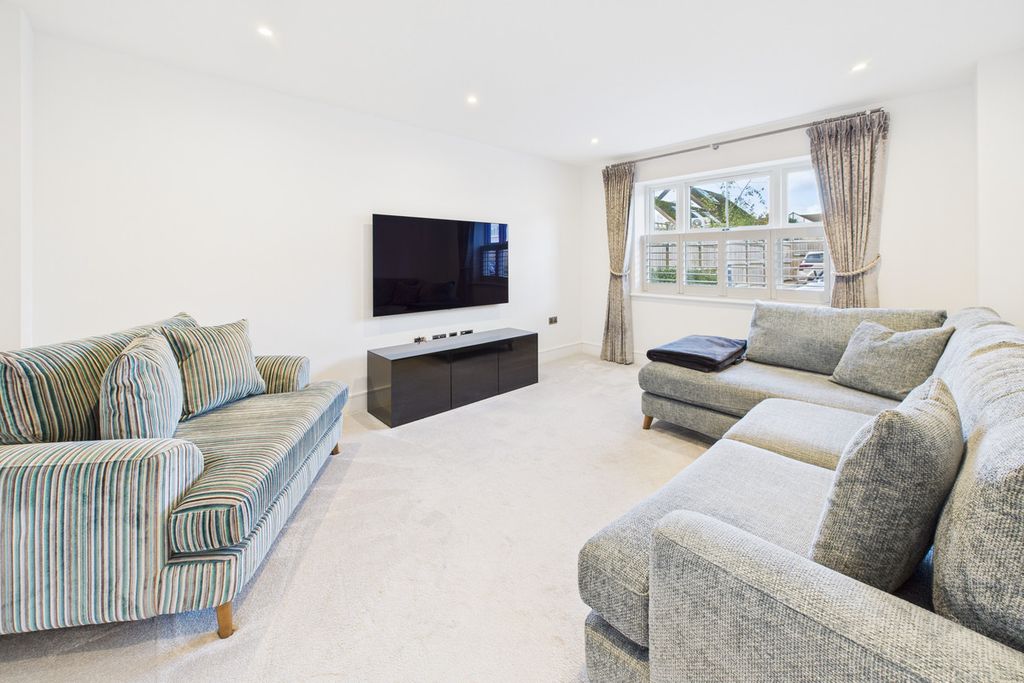 Property photo 2 of 27