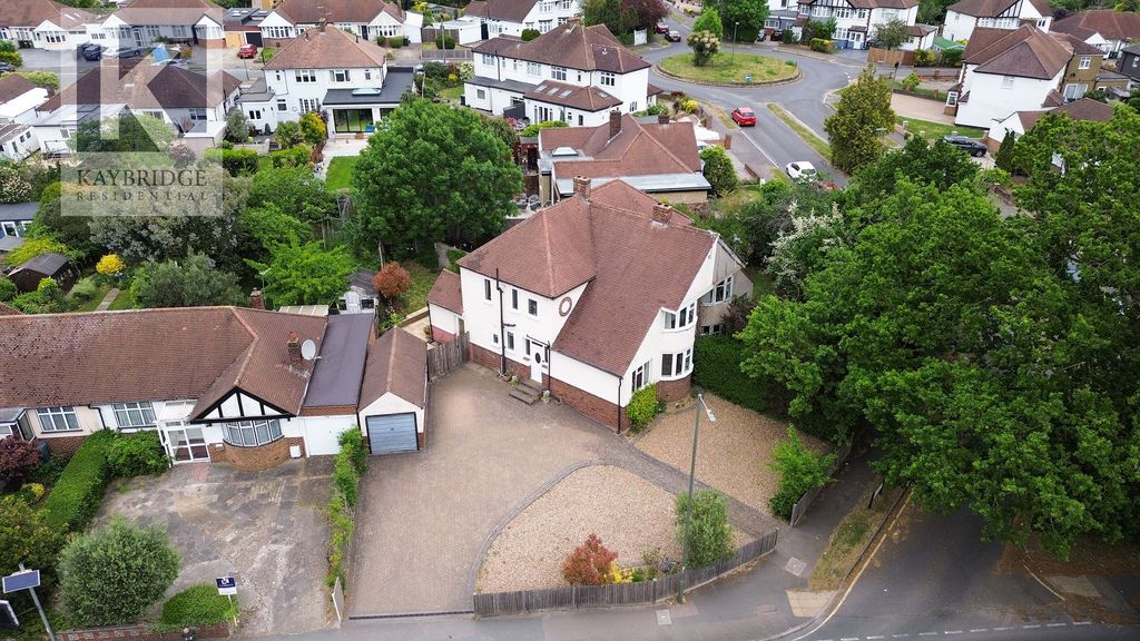 Property photo 1 of 16 Kingston Road, Epsom
