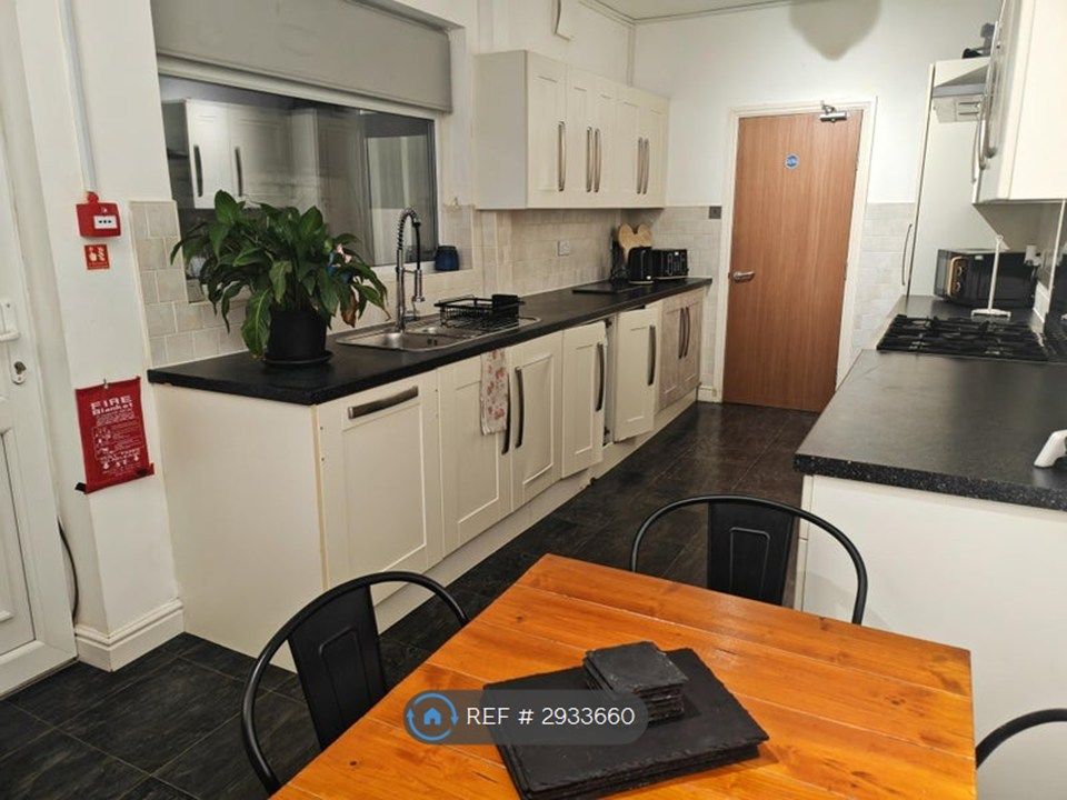 Property photo 2 of 9 Kitchen