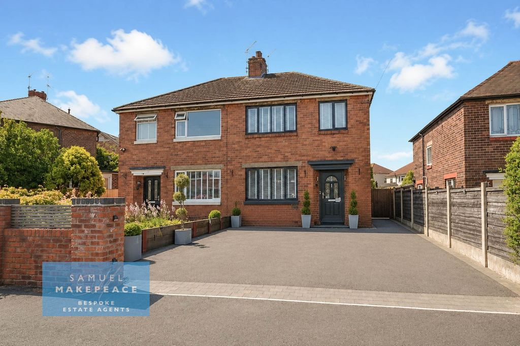 Property photo 1 of 19 Beautifully Presented Three Bedroom Family Home With Outdoor Bar