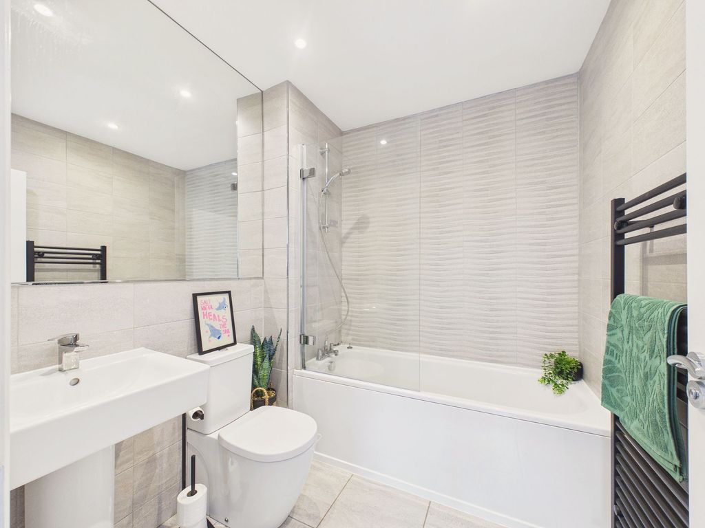 Property photo 3 of 14 Bathroom