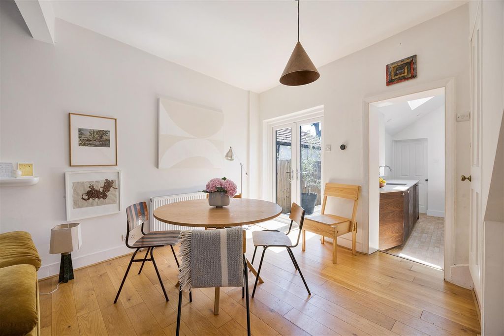 Property photo 3 of 32 Chestnut Avenue, E7