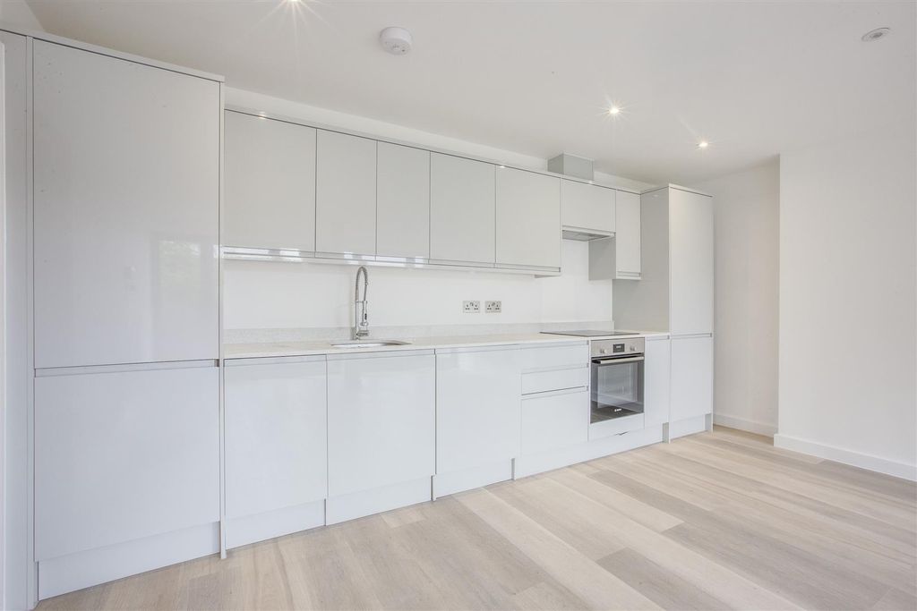 Property photo 3 of 9 Flat 13, 17-19 Frogmoor, Hp13 5Dq-5.Jpg