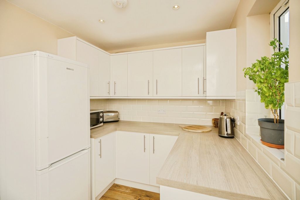 Property photo 2 of 14 Kitchen
