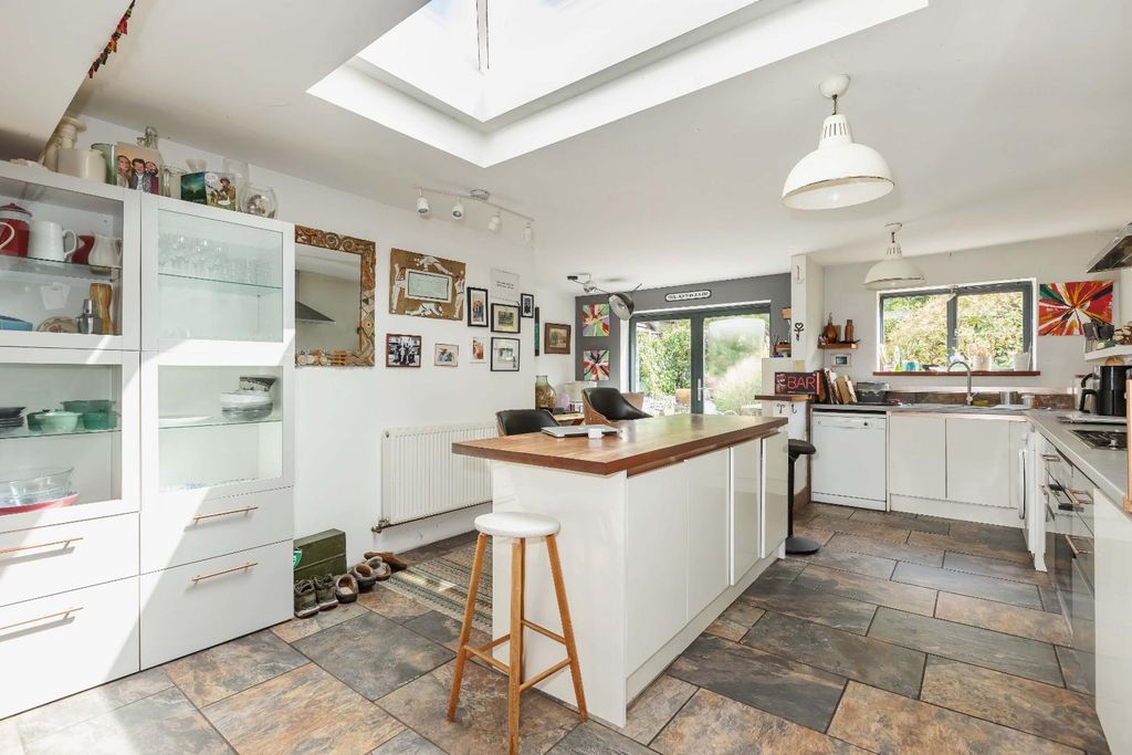 Property photo 2 of 20 Carden Avenue_10.Jpg