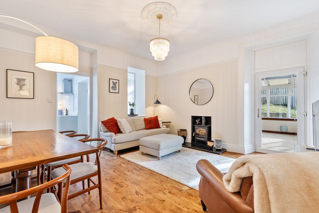 Property photo 3 of 24 Lounge