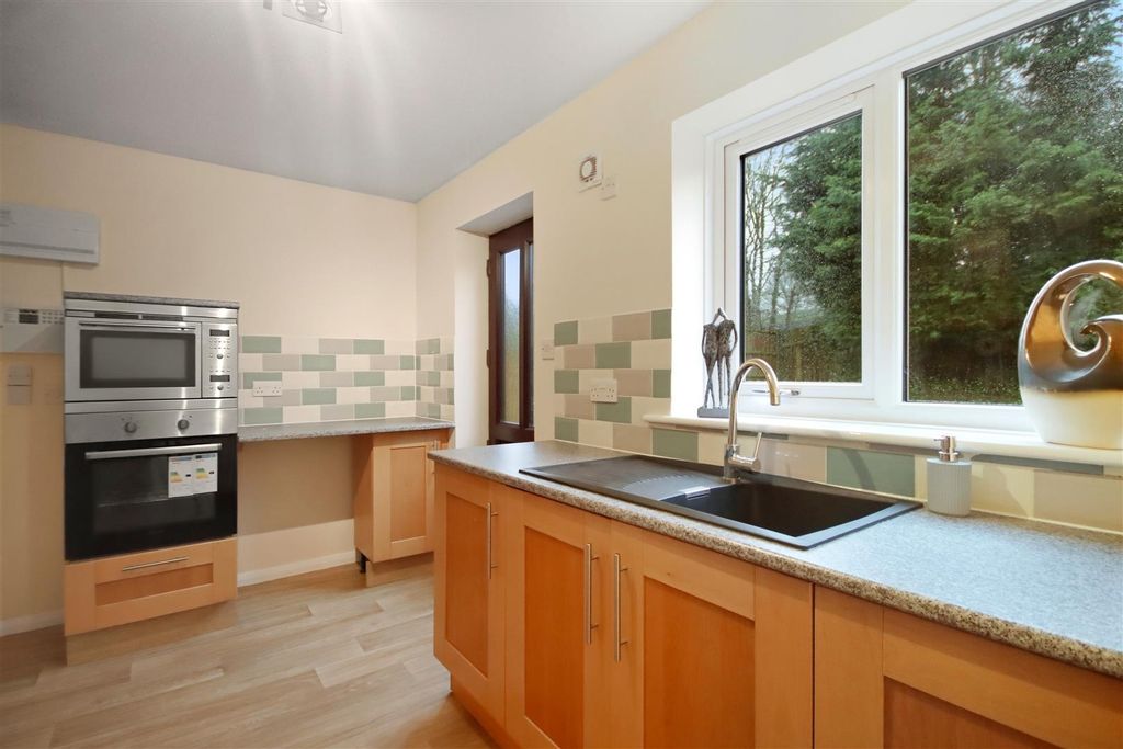 Property photo 2 of 10 Kitchen