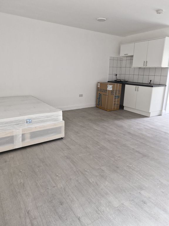 Property photo 3 of 14 Spacious Modern Studio With Sleek Wood-Effect Floo...