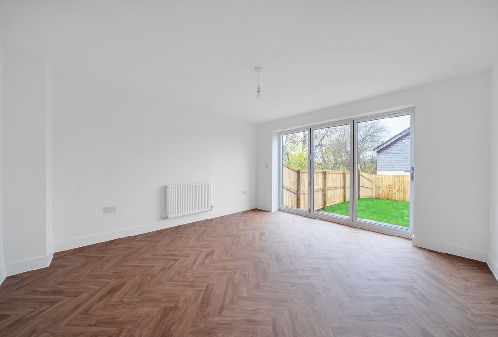 Property photo 2 of 13 1381376-8-6917060...