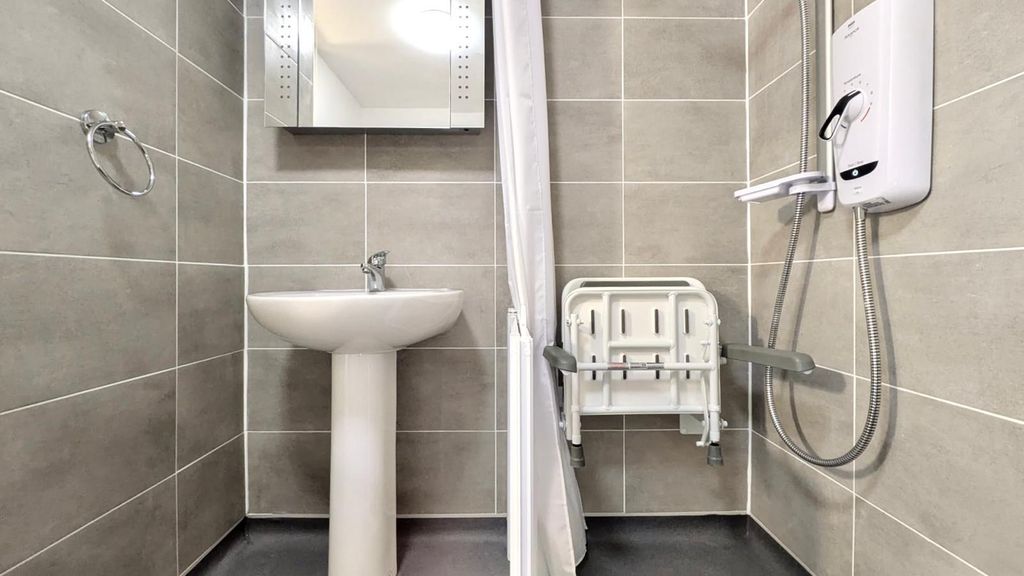 Property photo 3 of 12 Bathroom