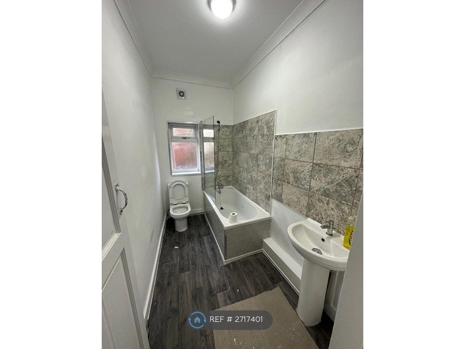 Property photo 3 of 9 Bathroom