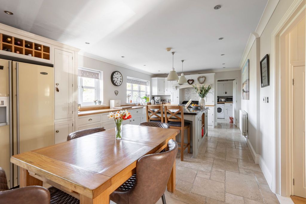 Property photo 3 of 27