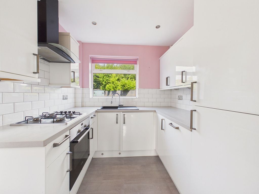 Property photo 2 of 11 Kitchen
