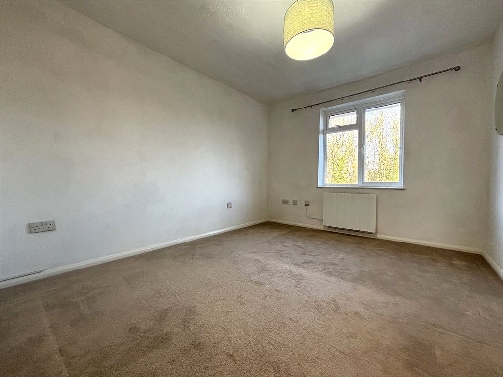 Property photo 3 of 7 Bed 1