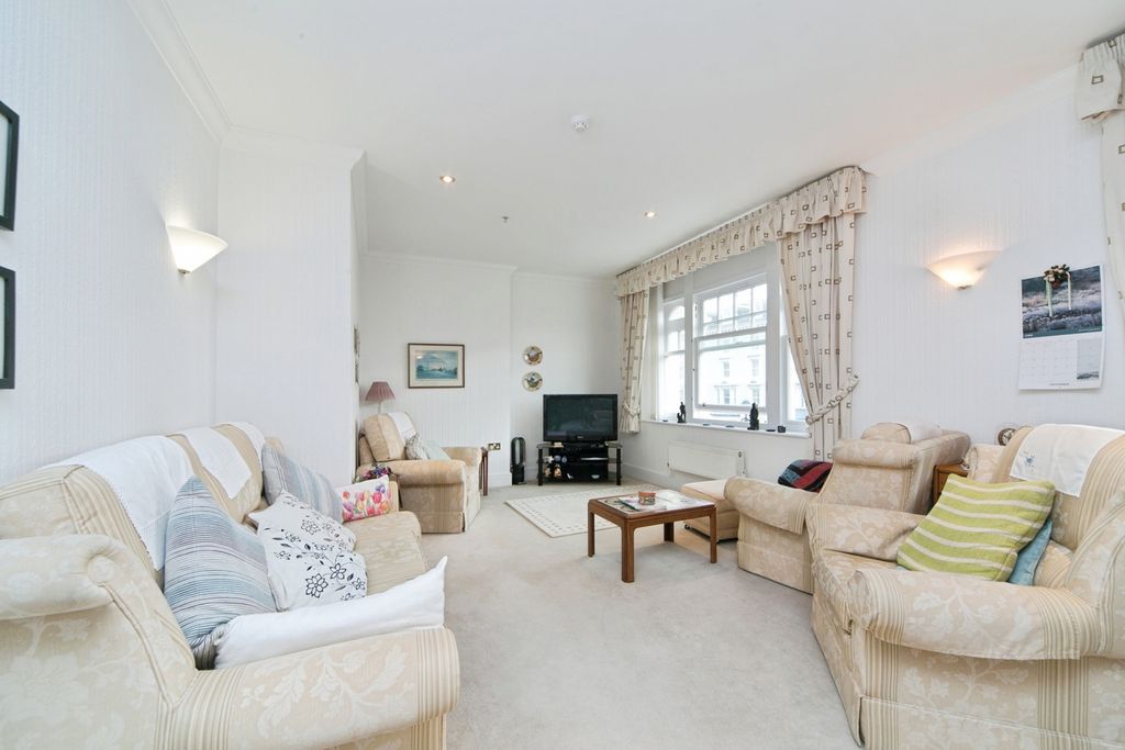 Property photo 2 of 16 Lounge