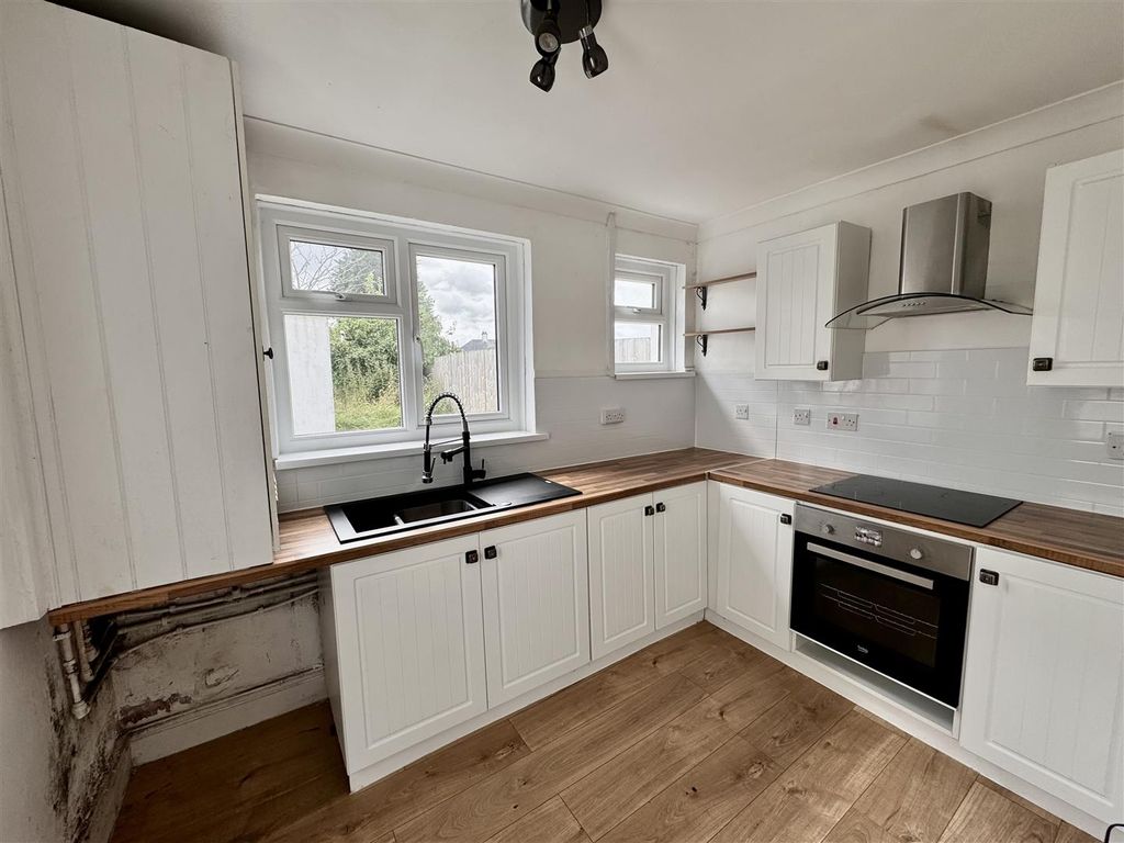 Property photo 3 of 12 Kitchen