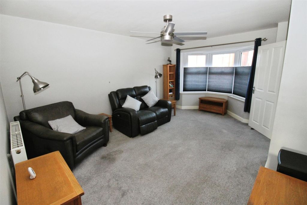 Property photo 2 of 14 Lounge