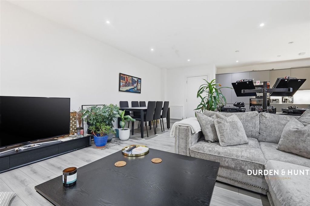 Property photo 3 of 25 Copthall Green