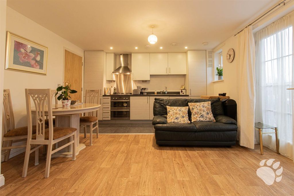 Property photo 3 of 14 Living Room/Kitchen