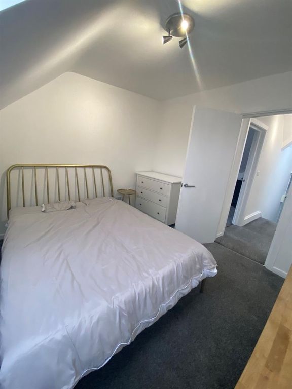 Property photo 1 of 5 Bright And Inviting Double Bedroom Featuring A Com...