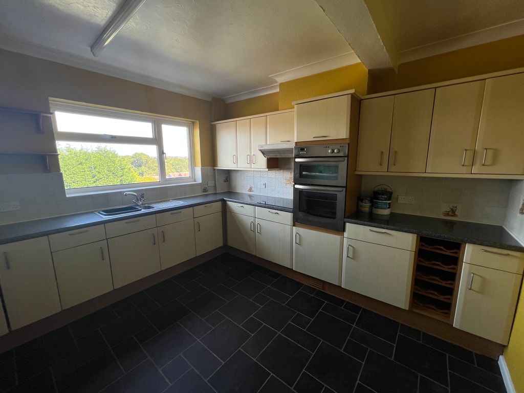 Property photo 2 of 7 Kitchen