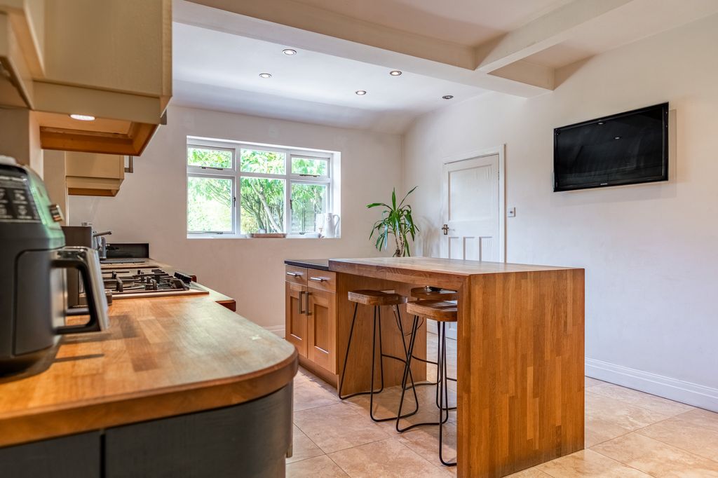 Property photo 2 of 33