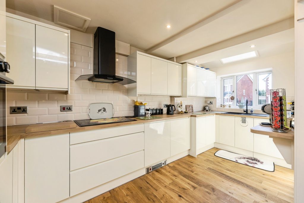 Property photo 3 of 19 Kitchen