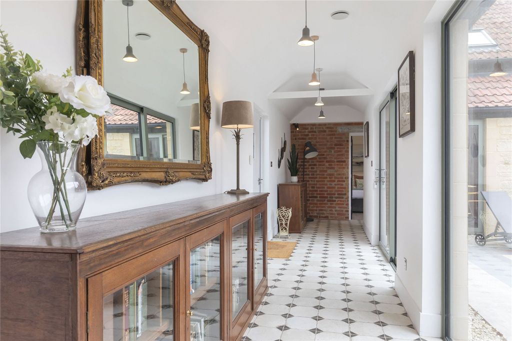 Property photo 3 of 17 Hallway